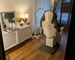 Wo Dr. Cristina Strub das Beratungsgespräch über natürliche Proportionen und den Erhalt der persönlichen Mimik bei Seesthetics durchführt.