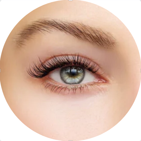 Wachere Ausstrahlung und offener Blick nach einer Augenlidkorrektur bei Seesthetics – Fokus auf langanhaltende Frische.